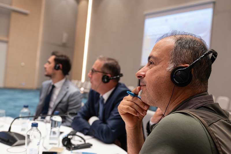 Angol szinkrontolmács: a nemzetközi üzleti kommunikáció nélkülözhetetlen szereplője